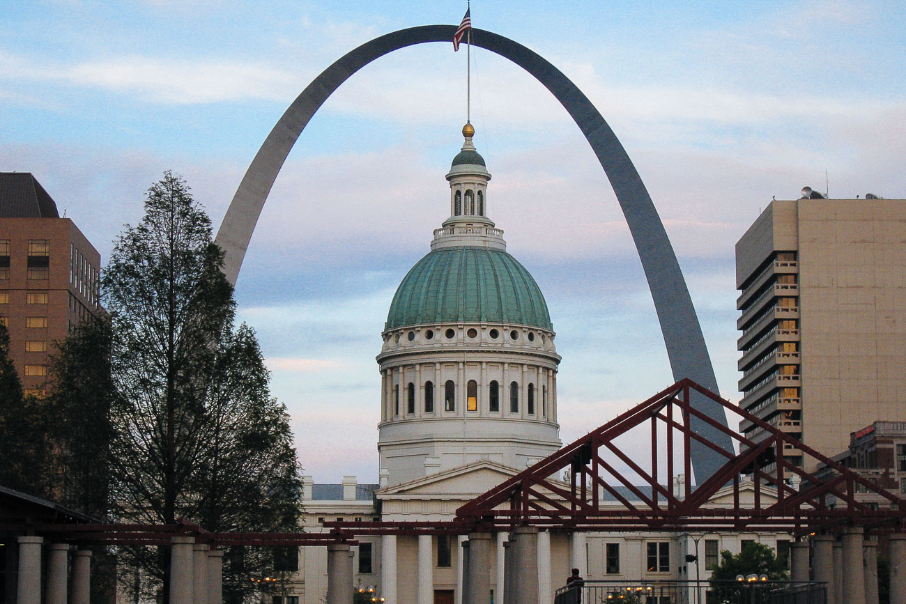 The Gateway Arch behind the Old St. Louis County Courthouse.in St Louis, Missouri.