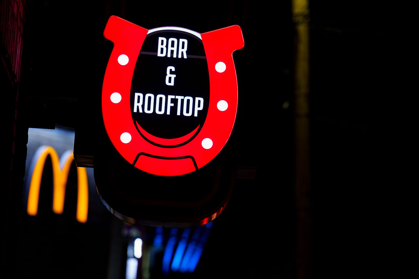 Horseshoe shaped sign reading Bar and Rooftop