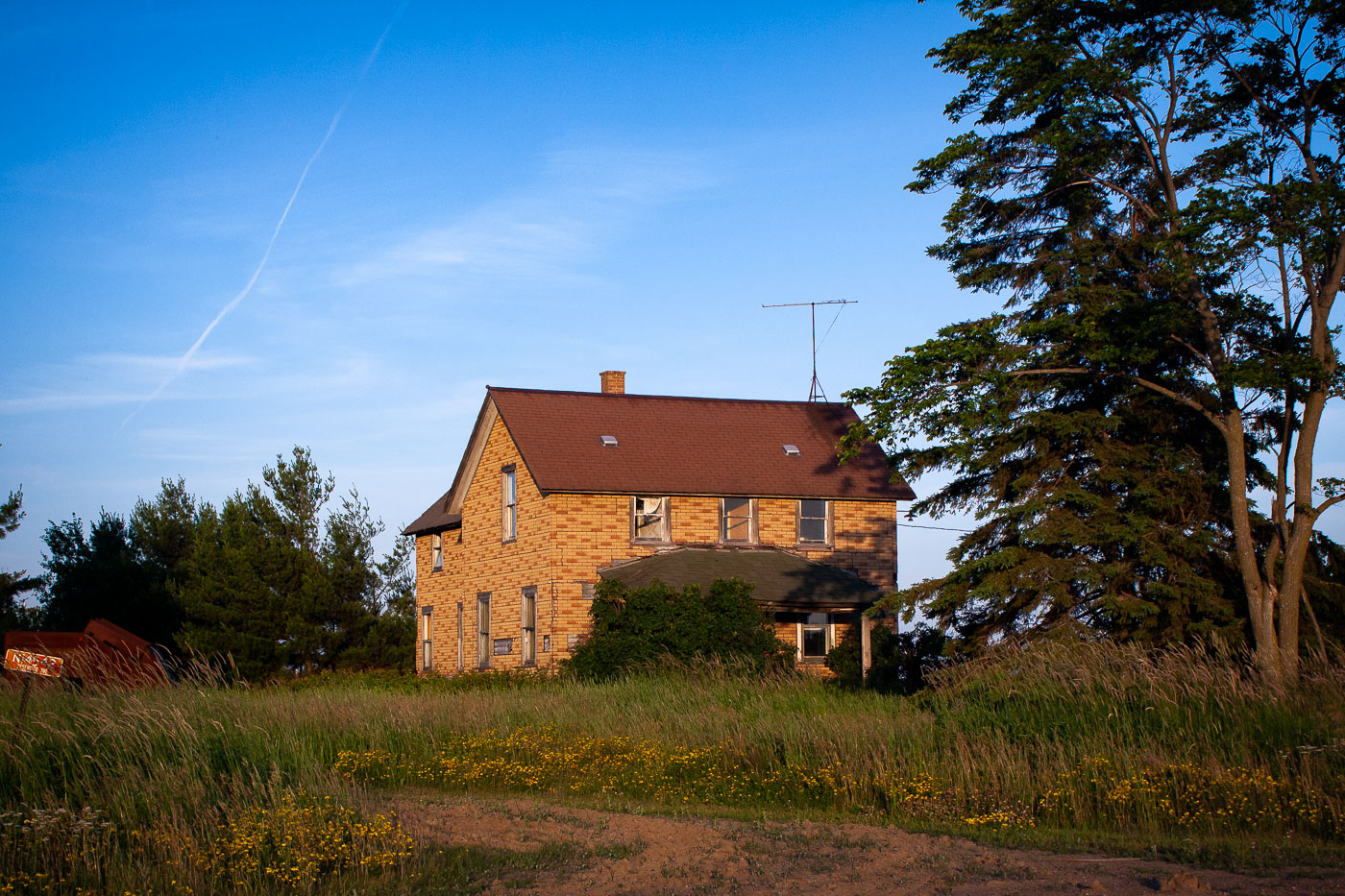 An abandoned house in Wisconsin in the summer