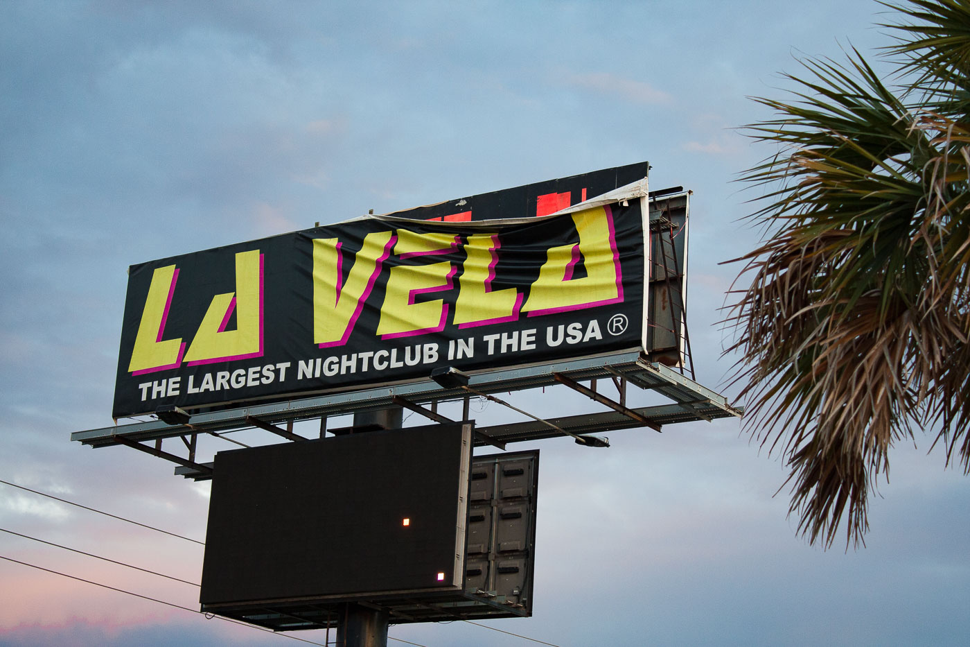 Damaged Club La Vela sign