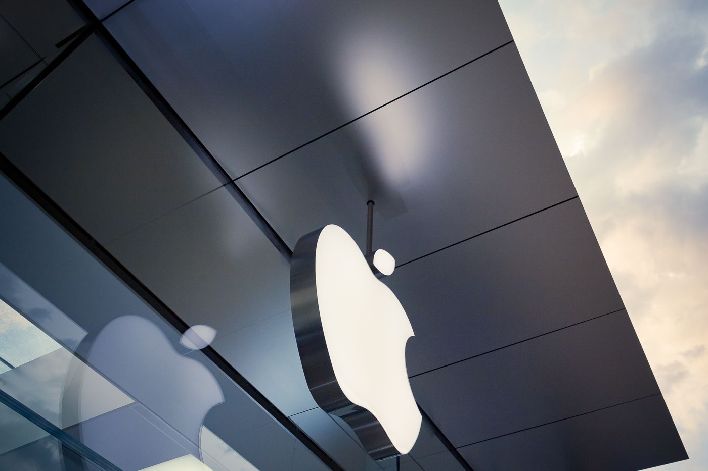 Apple Store sign in Uptown Minneapolis