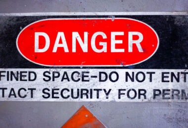 Confined Space. Do not enter.