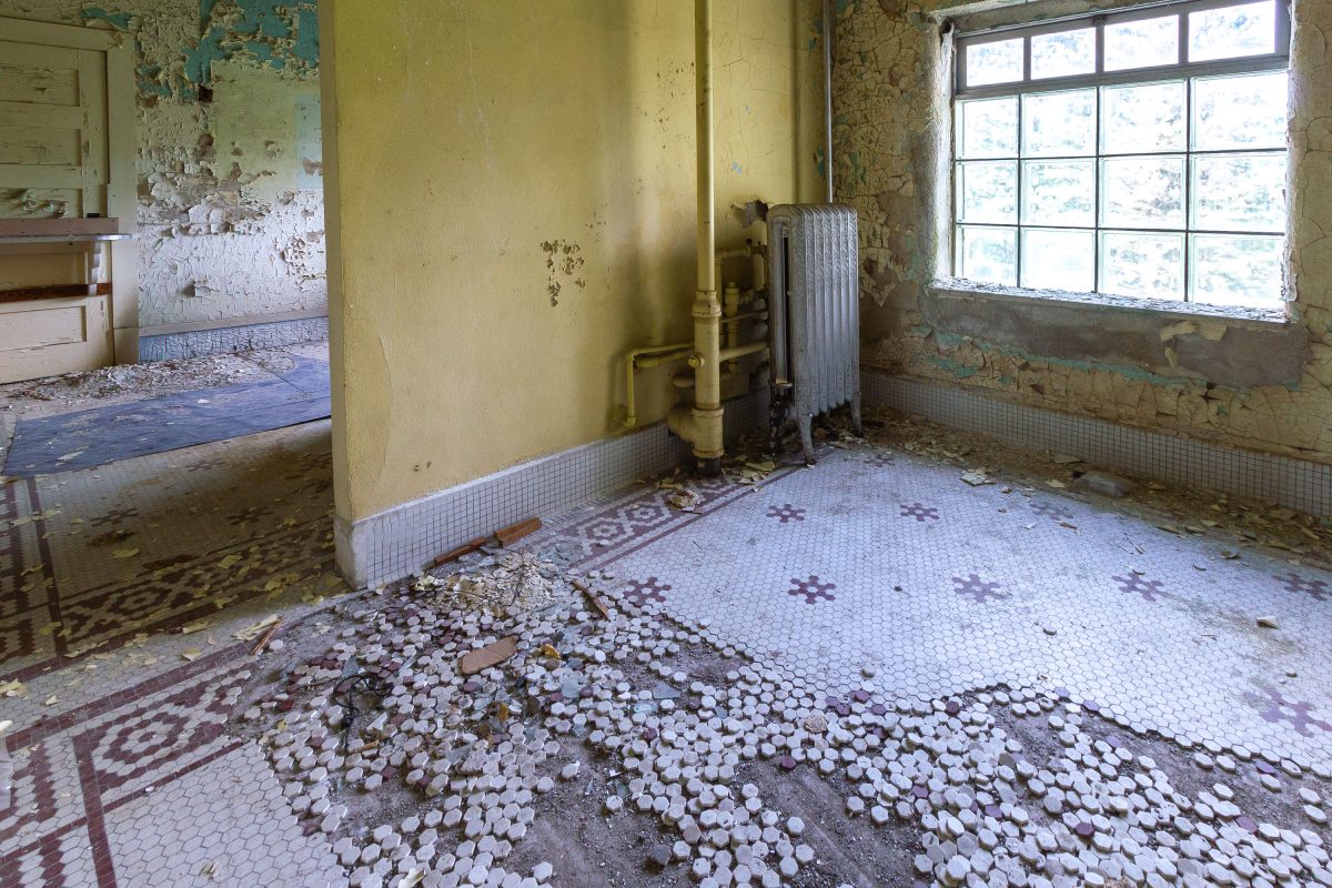 Corner room with radiator and hex-tile floor, Fergus Falls Kirkbride Building