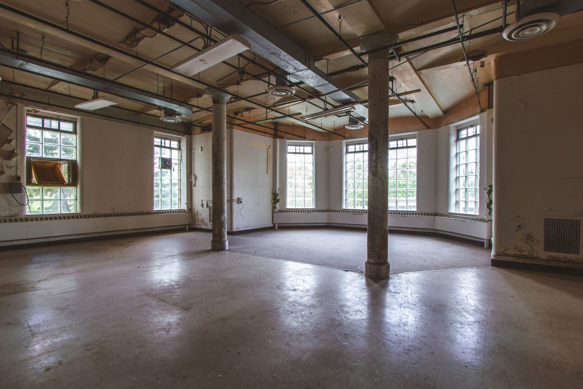 Curved bay room with support columns, Fergus Falls Kirkbride Building