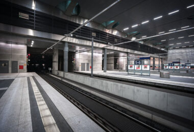 Berlin Hauptbahnhof’s lower-level platforms, located roughly 15 meters below street level, form part of Germany’s central north–south high-speed rail corridor. The underground section, opened in 2006 alongside the completion of the station’s glass-and-steel main hall, accommodates long-distance and regional trains running through the Tiergarten tunnel. The design emphasizes polished concrete, steel, and indirect lighting—elements typical of the Deutsche Bahn architectural style of the early 2000s. Platforms 1 through 8 serve ICE and IC services linking Berlin with cities such as Munich, Frankfurt, and Hamburg, while upper levels connect to the S-Bahn and U-Bahn networks.