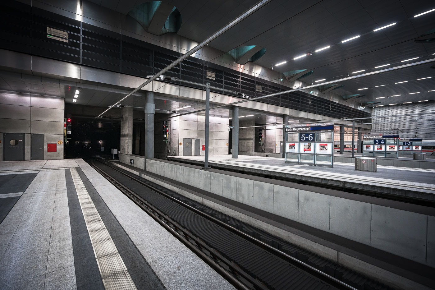 Lower platforms at Berlin Hauptbahnhof