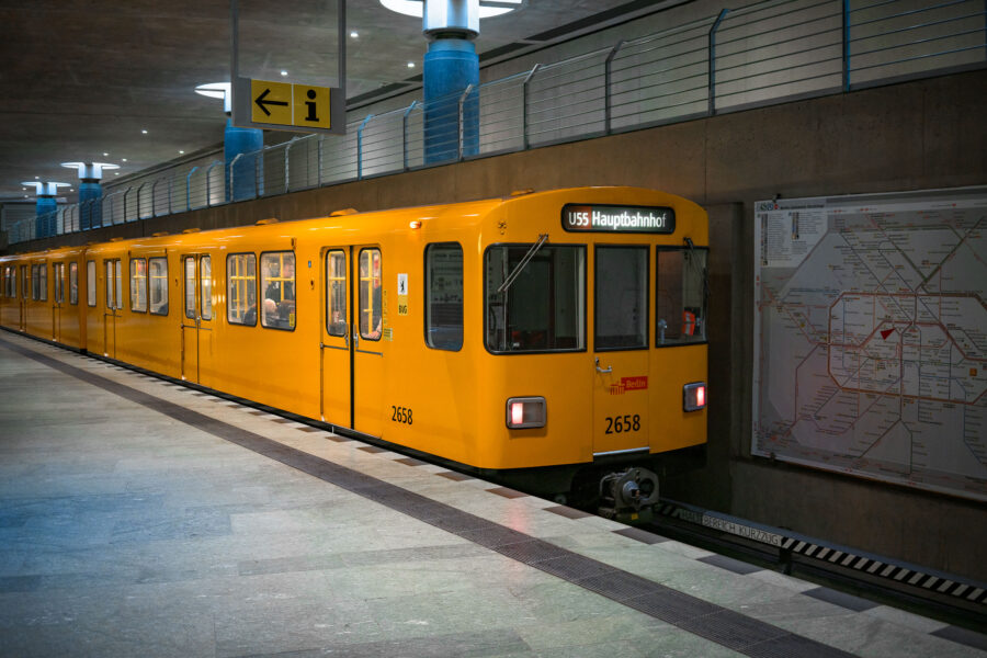 Berlin Hauptbahnhof: U55 shuttle train at underground platform
