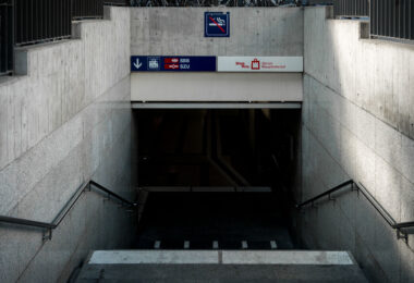 Entrance to the underground level of Zürich Hauptbahnhof (Zurich Central Station), one of Europe’s busiest railway hubs, serving over 400,000 passengers daily. The signage indicates access to the SBB national rail network and SZU suburban lines, along with the underground shopping complex “ShopVille.” Built into the heart of the city, Zürich HB’s design integrates modern transport infrastructure with pedestrian access and retail spaces, showcasing Switzerland’s efficiency in urban transit engineering.