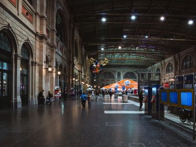 Evening Crowds at Zürich Hauptbahnhof's Main Hall