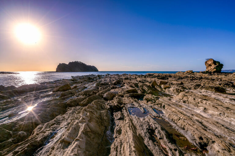 Jobo Bay, Guanacaste, Costa Rica: Rocky Shoreline at Sunset 2 Sun shining over Jobo Bay in Costa Rica
