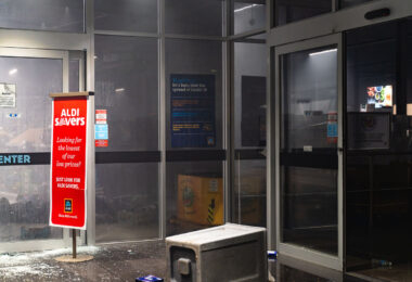 The Aldi store on 27th Ave S being looted during the 2nd day of protests in Minneapolis following the death of George Floyd.