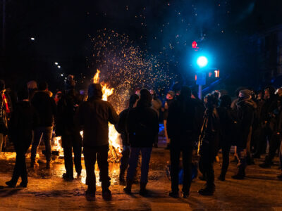 Protesters with bonfire at 36th & Cedar after Dolal Idd killing