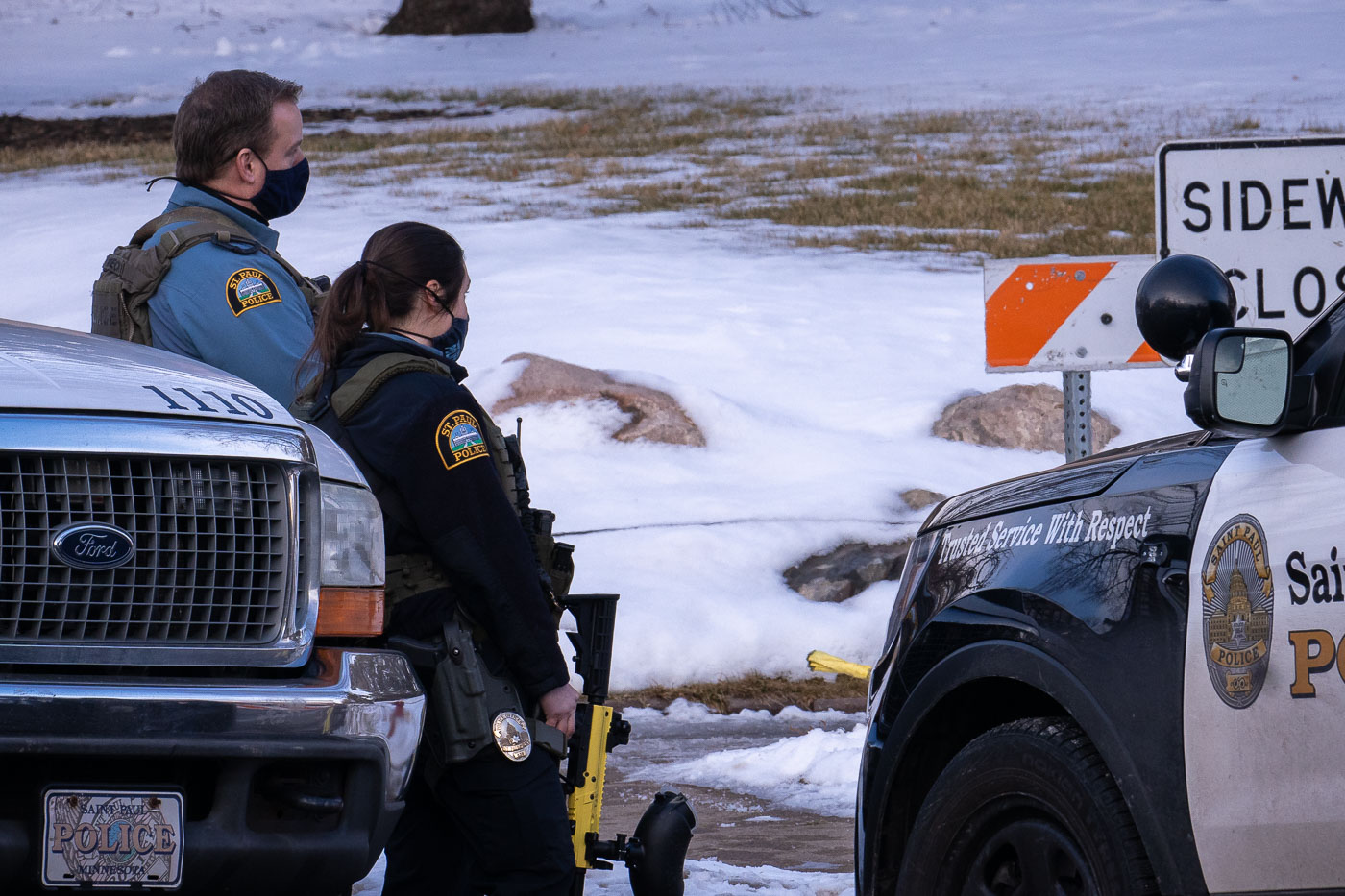 St Paul Police with less lethan weapons at Governor Mansion