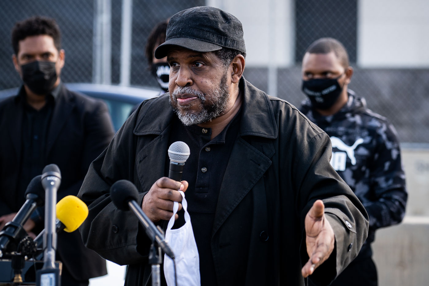 Mel Reeves speaks outside Minneapolis police station