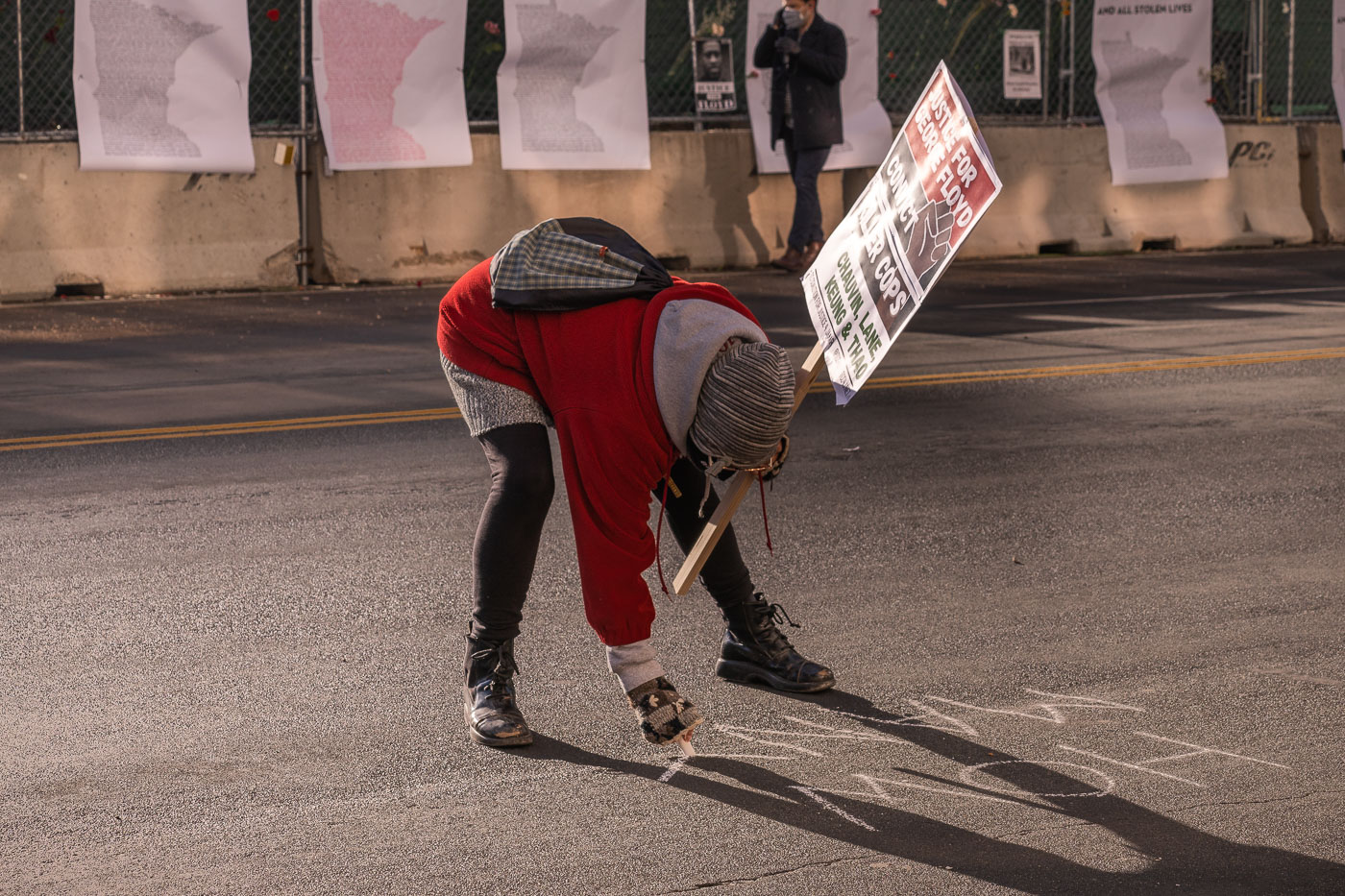 Protester writes with chaulk at Chauvin trial