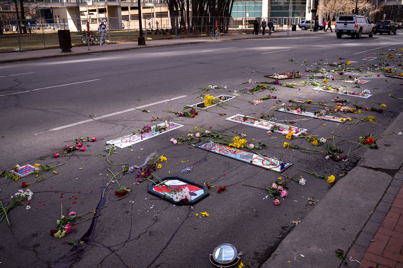 Protesters with mirrors and flowers outside Chauvin trial