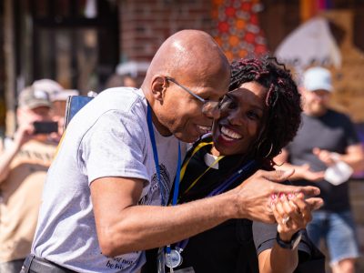 Minneapolis: Community medic dances with Floyd family member
