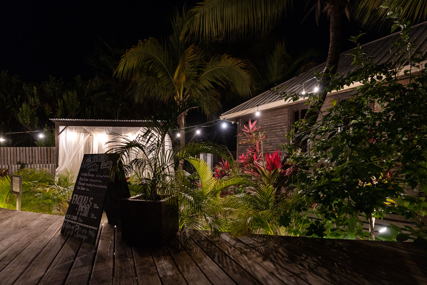 PUR Boutique Cabanas & Taco Bar at night