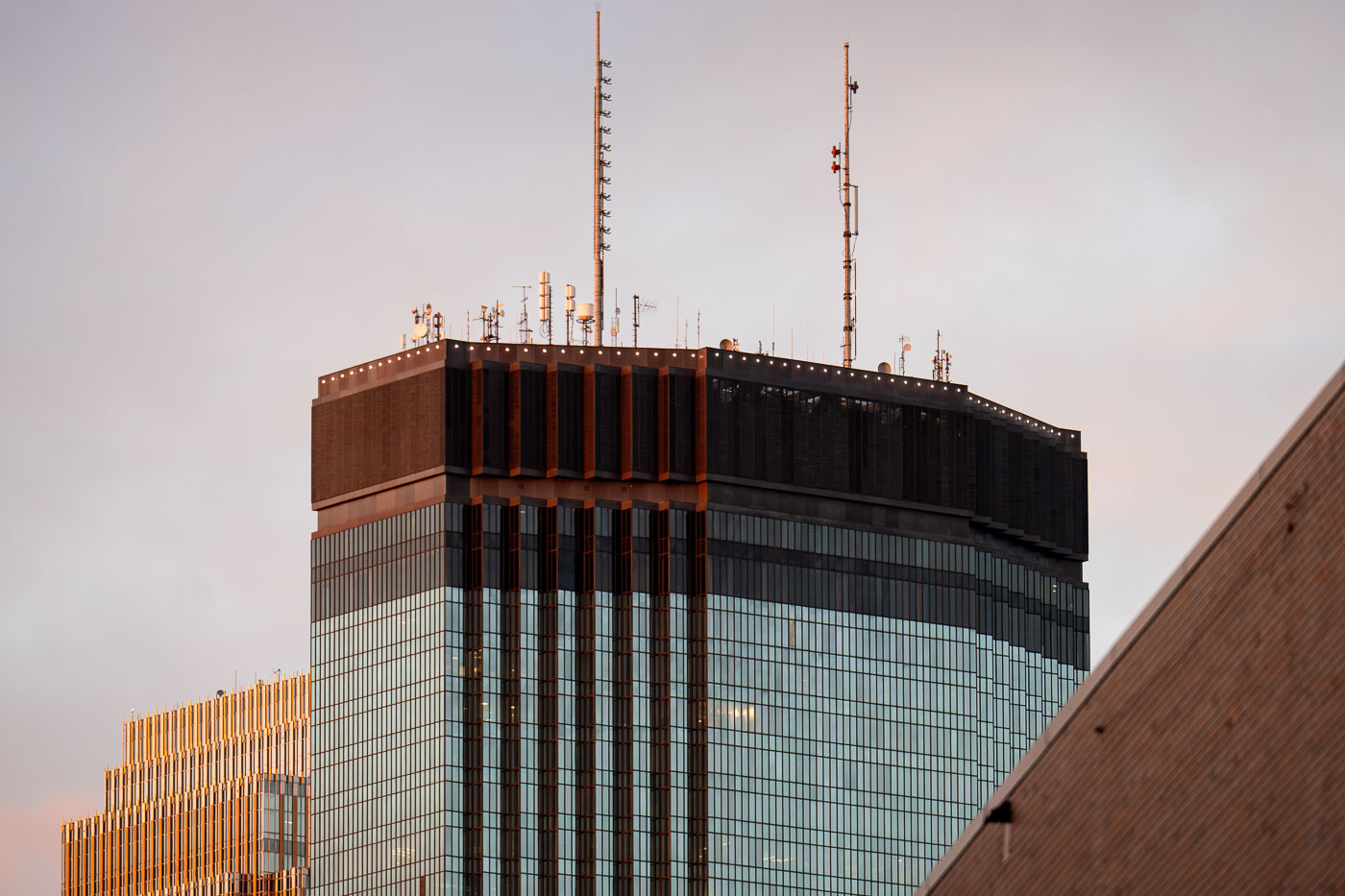 Antennas on to of tall high rise in Minneapolis