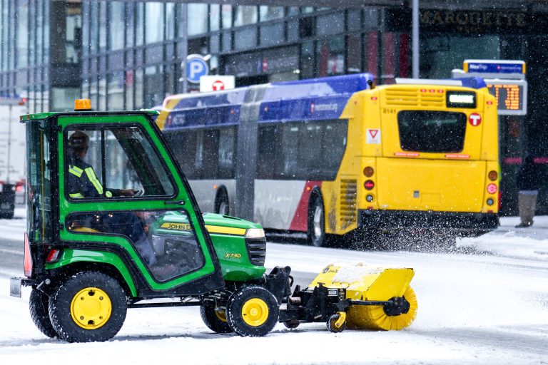 Clearing snow on sidewalks in Downtown Minneapolis 3 Clearing snow on sidewalks in Downtown Minneapolis