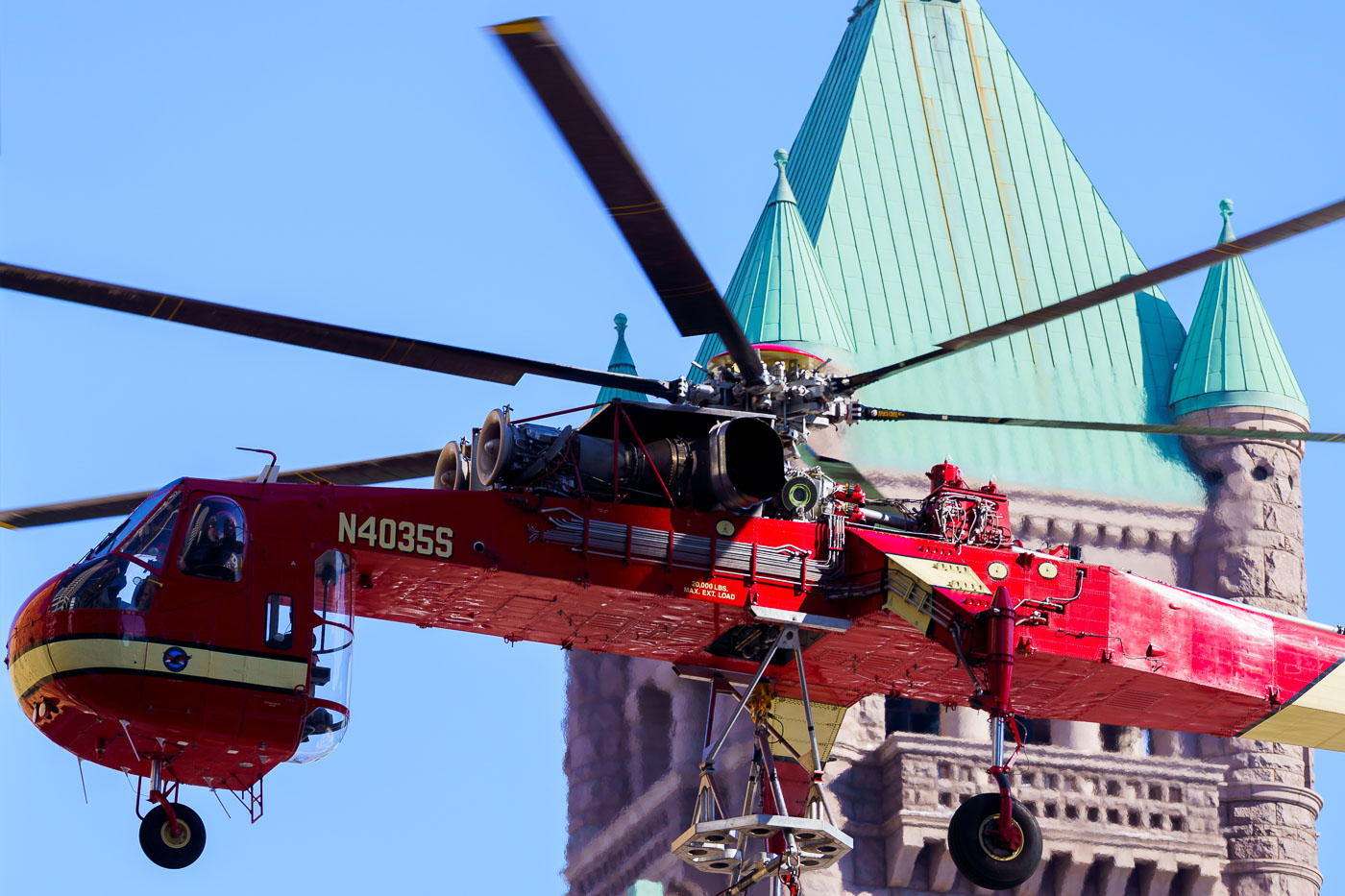 Sikorsky S64 Skycrane lifting in Minneapolis