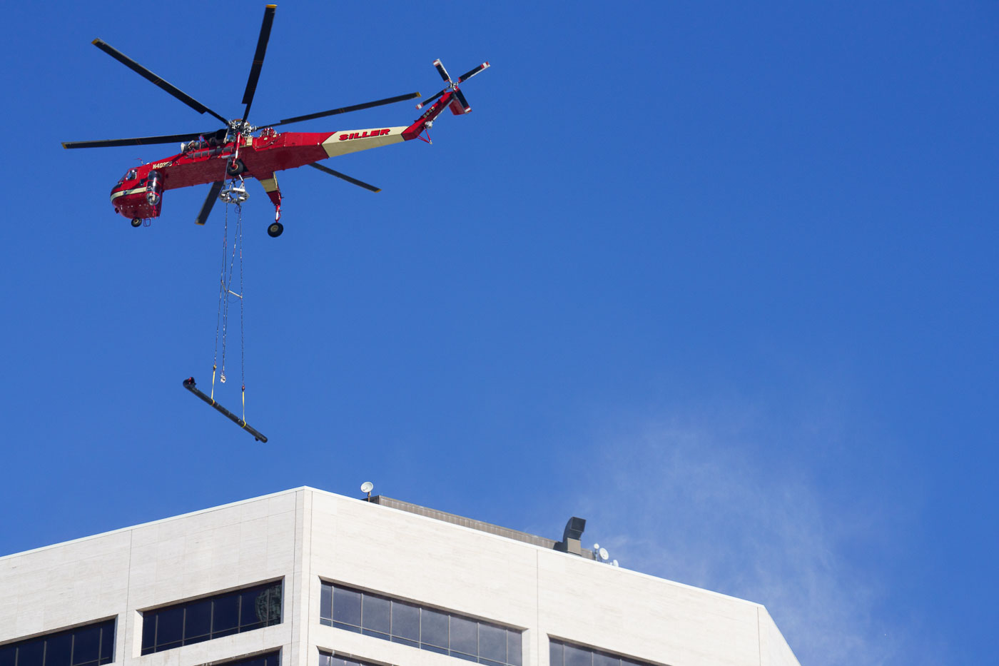 Sikorsky S64 Skycrane lifting pipe to US Bank Building