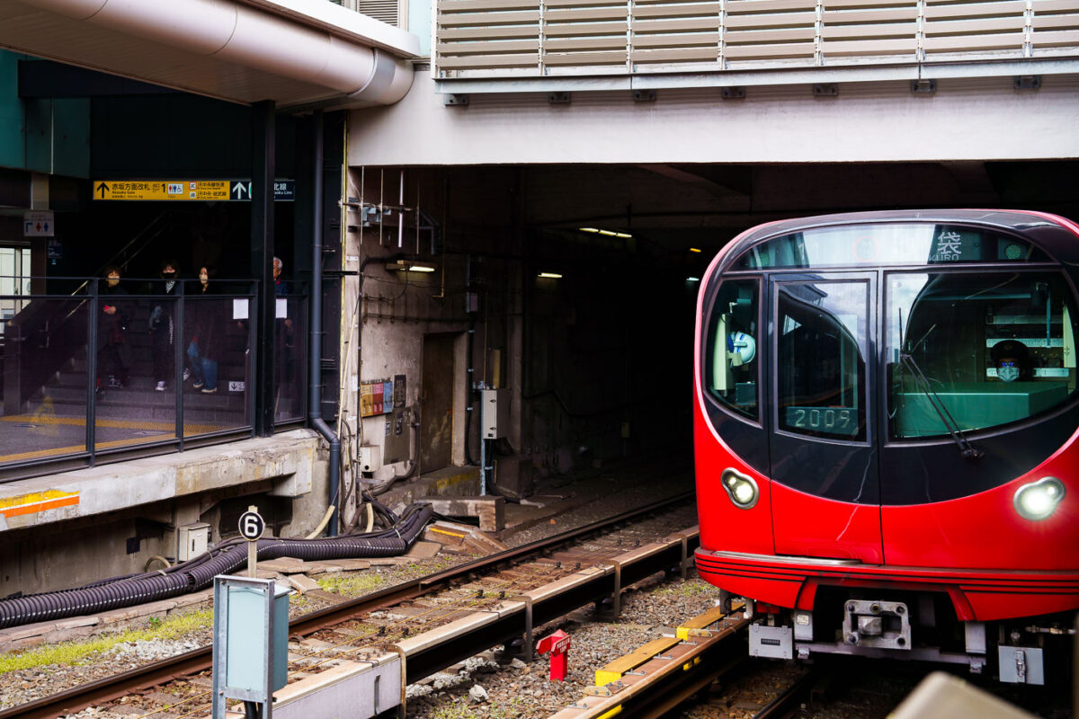 Marunouchi Line Train at Ikebukuro Approach