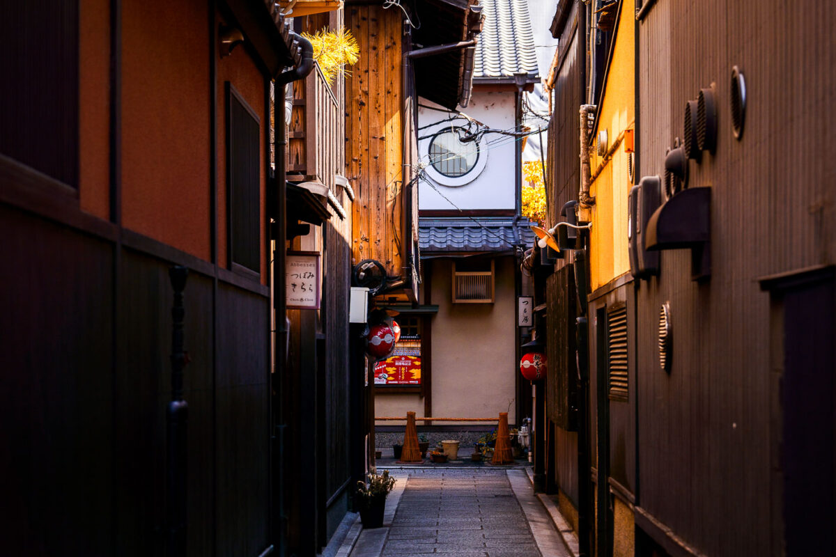 Narrow Alley off Hanamikoji-dori in Kyoto