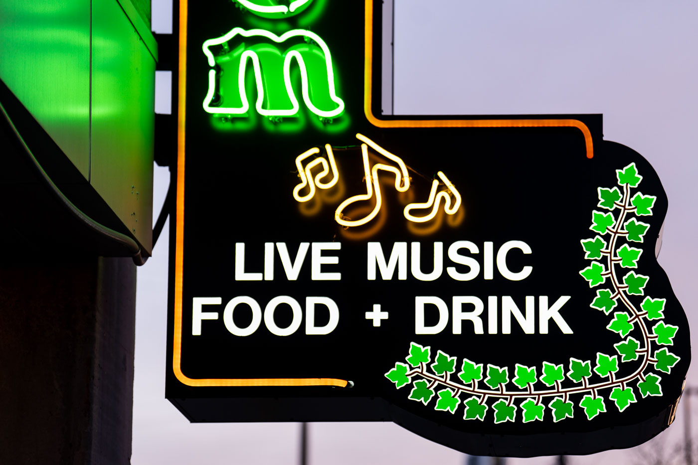 Live music food and drink in Minneapolis sign