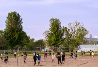 What a beautiful top 10 weather week it's been in Minneapolis! Feel like next time we see these temperatures it'll be with the humidity? People squeezing in a few more games of volleyball at Bde Maka Ska before tomorrow's rain.