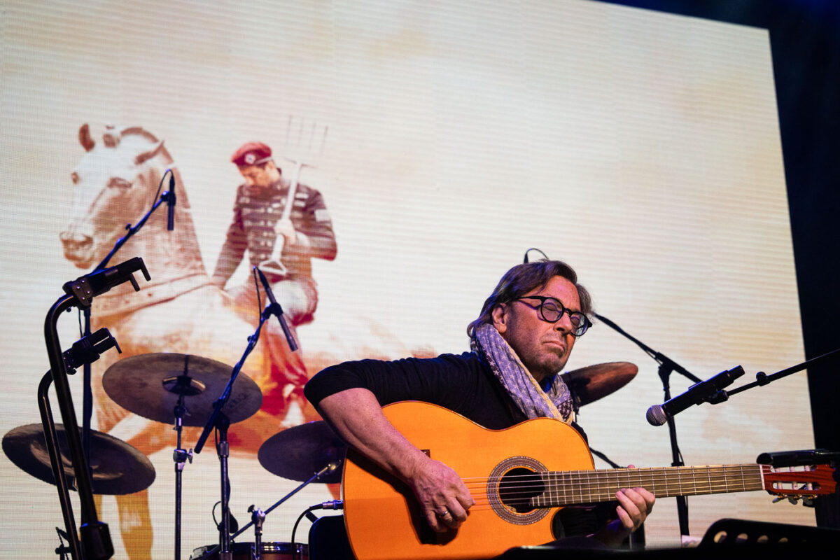 Bruce Springsteen performed “Streets of Minneapolis” at First Avenue in downtown Minneapolis this afternoon. He was the special guest on a show that included Tom Morello, part of Rise Against, Al Di Meola, Ike Reilly. The “Concert of solidarity & resistance to defend MN!” was announced on Wednesday.