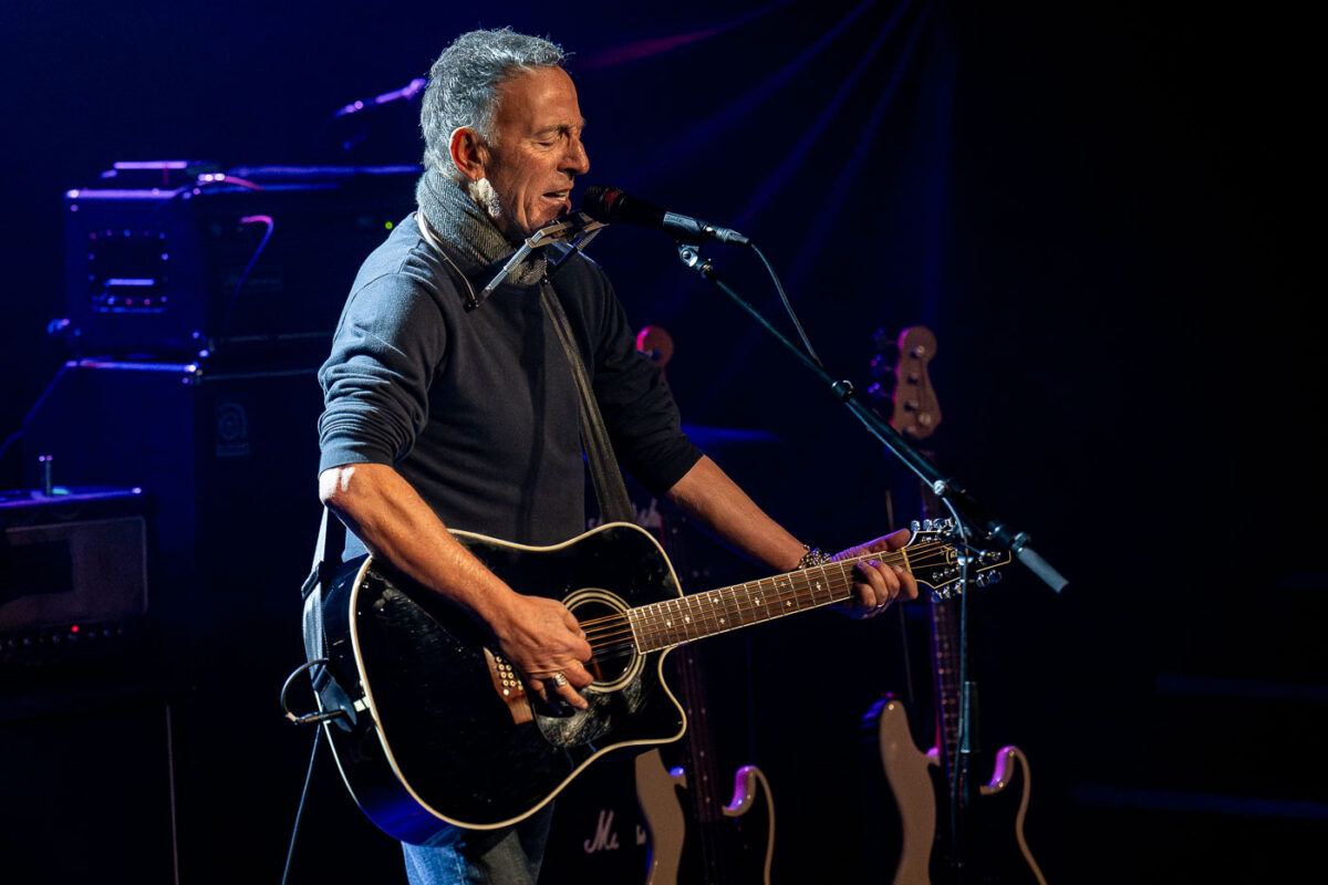 Bruce Springsteen performed “Streets of Minneapolis” at First Avenue in downtown Minneapolis this afternoon. He was the special guest on a show that included Tom Morello, part of Rise Against, Al Di Meola, Ike Reilly. The “Concert of solidarity & resistance to defend MN!” was announced on Wednesday.