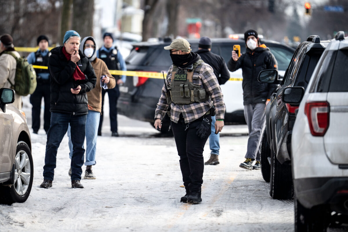 Federal officer is followed by citizen that's recording with his phone.