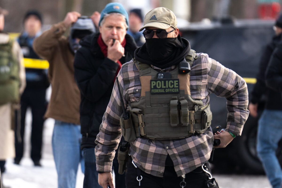 Obaerver blows whistle at ICE Agent at Renee Good scene