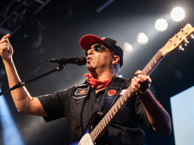 Tom Morello speaks to crowd at Defend Minnesota benefit concert