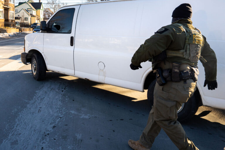 Minneapolis Border Patrol Van Evades Officers During Operation Metro Surge 1 Van gets away from Border Patrol